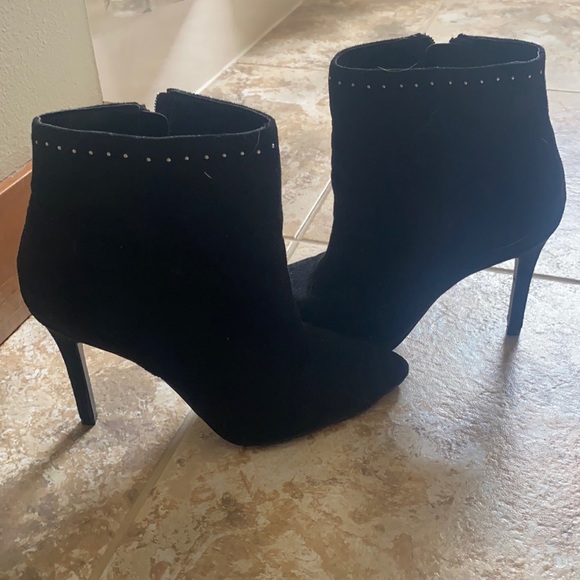 Charles David heeled boots in a size 7 - Picture 1 of 3
